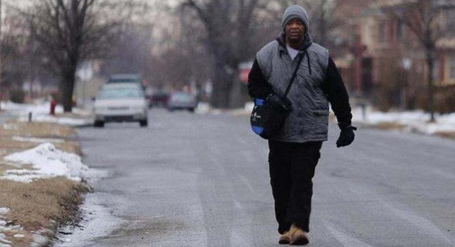 Un homme qui parcourait 30 kilomètres à pieds par jour pour travailler reçoit une Ford Taurus