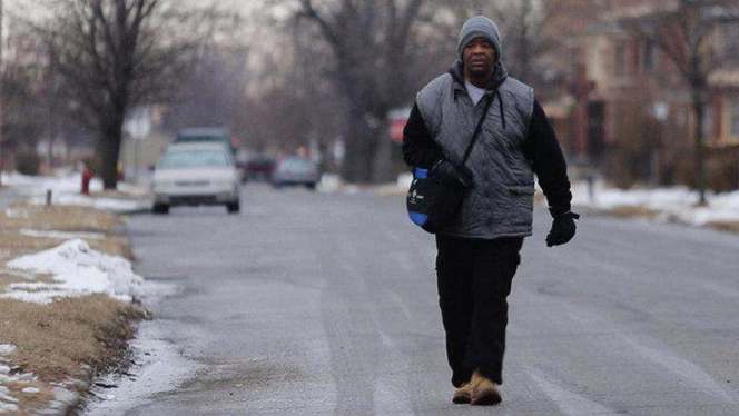 Un homme qui parcourait 30 kilomètres à pieds par jour pour travailler reçoit une Ford Taurus