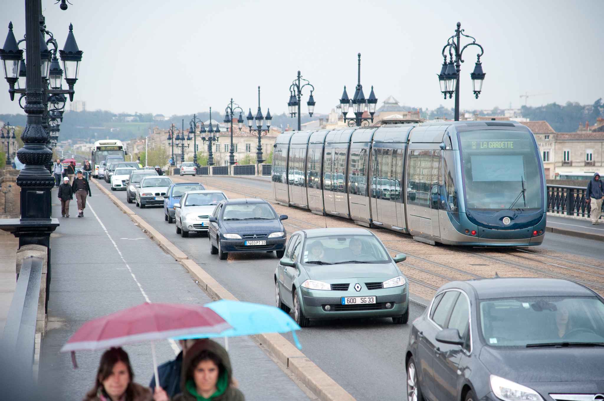 2048x1536-fit_bordeaux-avril-2012-circulation-a-bordeaux-tramway-bus-voitures-velos-photo-sebastien-ortola